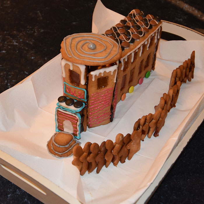 Pepperkakedeig til pepperkakehus (og pepperkaker selvfølgelig) Ingredienser 450 g Hvetemel 150 g Smør 1 dl Sirup (125 g) 2 dl Sukker 1 dl Kremfløte ½ ts Nellik ½ ts Ingefær ½ ts Pepper 2 ts Kanel 1 ts Bakepulver For montering og pynt: Sukker (smeltet) Kjærligheter på pinne Melis Konditorfarge Non-stop og/eller annet godteri https://heidisboble.no/ @heidisboble