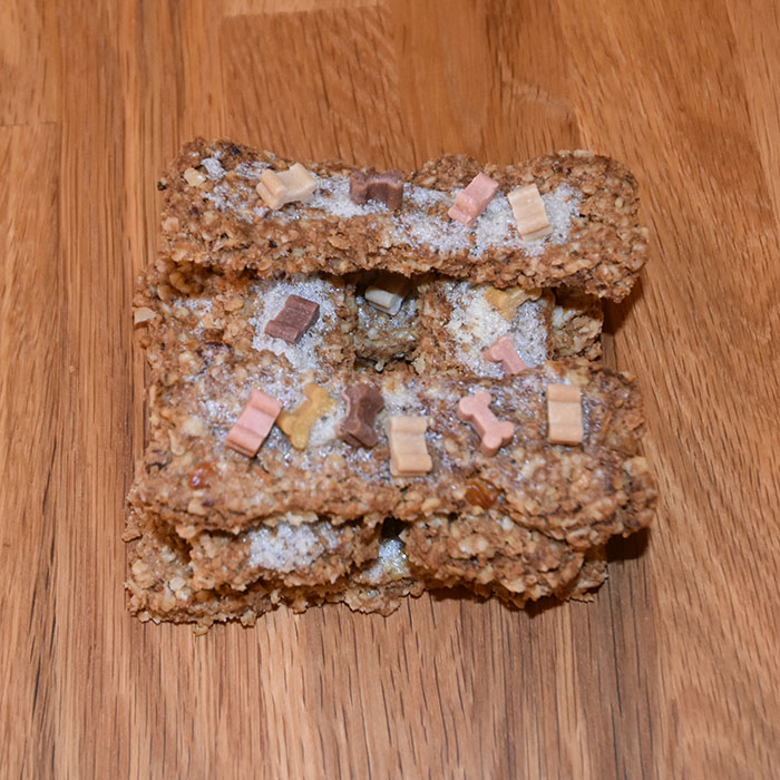 Leverpostei bein (hundekjeks)  Ingredienser  1	Egg  300 g	Leverpostei 500 g	Havregryn (lettkokte) 300 g	Cottage cheese 1 dl	Olje (raps, soya, solsikke) 	Potetmel (til utkjevling)  Pynt (valgfritt): 1	Eggehvite 	Hundegodbiter (små, kjøpte)  Liver bones (dog treats)  Ingredients:  1	Egg  300 g	Liver pate 500 g	Oatmeal 300 g	Cottage cheese 1 dl	Oil (rapeseed, soy, sunflower) 	Potato flour (for rolling)   Decorations (optional): 1	Egg white 	Dog treats (small bought)  https://heidisboble.no/ @heidisboble