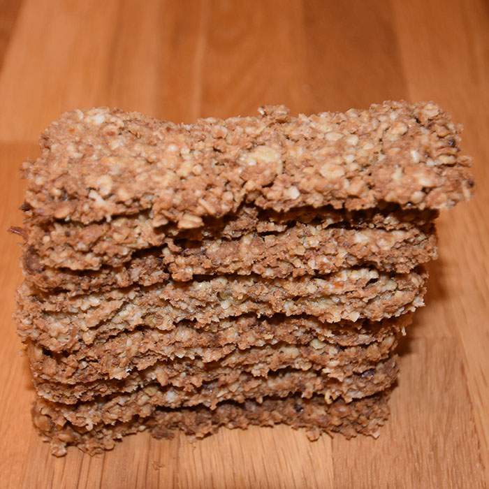 Leverpostei bein (hundekjeks)  Ingredienser  1	Egg  300 g	Leverpostei 500 g	Havregryn (lettkokte) 300 g	Cottage cheese 1 dl	Olje (raps, soya, solsikke) 	Potetmel (til utkjevling)  Pynt (valgfritt): 1	Eggehvite 	Hundegodbiter (små, kjøpte)  Liver bones (dog treats)  Ingredients:  1	Egg  300 g	Liver pate 500 g	Oatmeal 300 g	Cottage cheese 1 dl	Oil (rapeseed, soy, sunflower) 	Potato flour (for rolling)   Decorations (optional): 1	Egg white 	Dog treats (small bought)  https://heidisboble.no/ @heidisboble