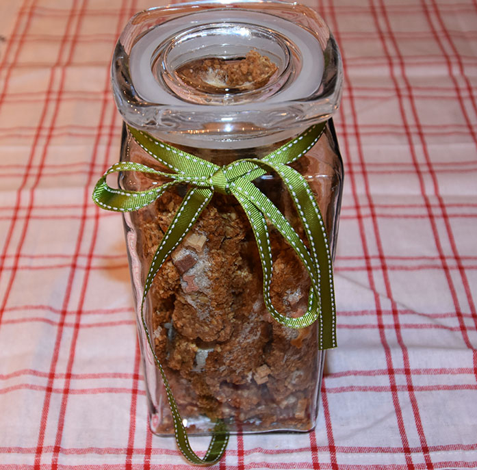 Leverpostei bein (hundekjeks) Ingredienser 1 Egg 300 g Leverpostei 500 g Havregryn (lettkokte) 300 g Cottage cheese 1 dl Olje (raps, soya, solsikke) Potetmel (til utkjevling) Pynt (valgfritt): 1 Eggehvite Hundegodbiter (små, kjøpte) Liver bones (dog treats) Ingredients: 1 Egg 300 g Liver pate 500 g Oatmeal 300 g Cottage cheese 1 dl Oil (rapeseed, soy, sunflower) Potato flour (for rolling) Decorations (optional): 1 Egg white Dog treats (small bought) https://heidisboble.no/ @heidisboble