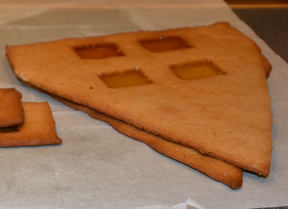 Pepperkakedeig til pepperkakehus (og pepperkaker selvfølgelig) Ingredienser 450 g Hvetemel 150 g Smør 1 dl Sirup (125 g) 2 dl Sukker 1 dl Kremfløte ½ ts Nellik ½ ts Ingefær ½ ts Pepper 2 ts Kanel 1 ts Bakepulver For montering og pynt: Sukker (smeltet) Kjærligheter på pinne Melis Konditorfarge Non-stop og/eller annet godteri https://heidisboble.no/ @heidisboble