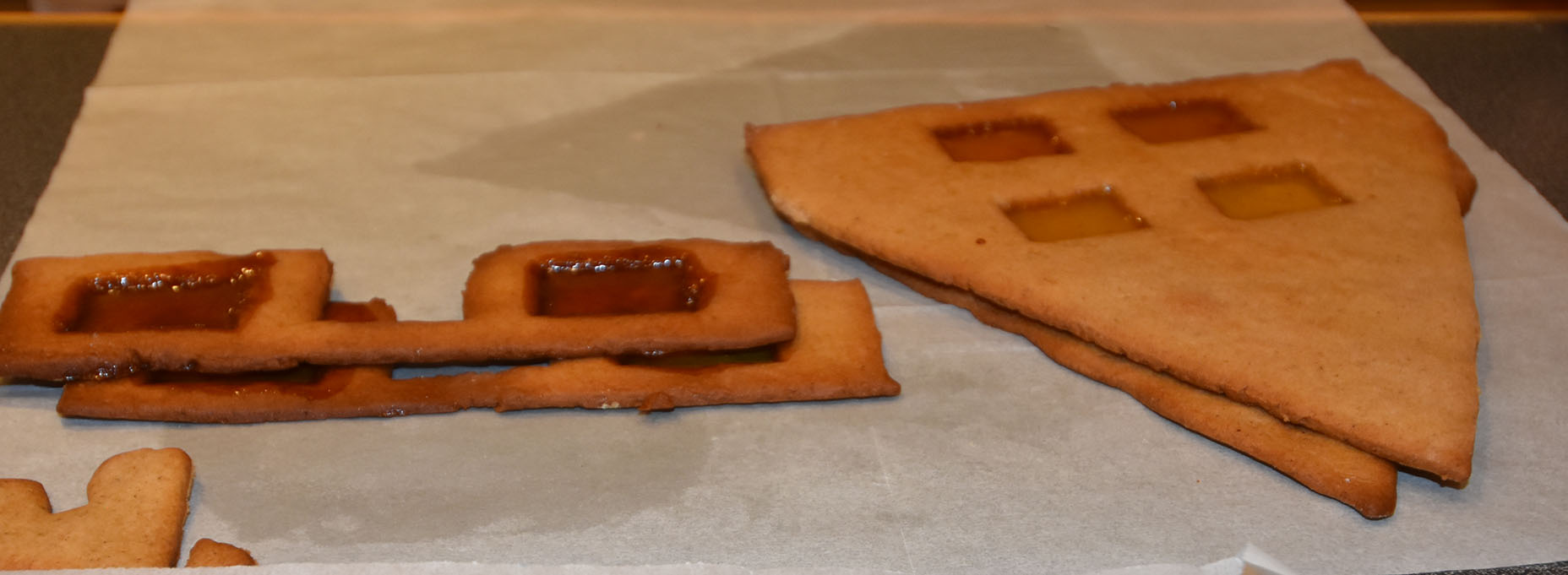 Pepperkakedeig til pepperkakehus (og pepperkaker selvfølgelig) Ingredienser 450 g Hvetemel 150 g Smør 1 dl Sirup (125 g) 2 dl Sukker 1 dl Kremfløte ½ ts Nellik ½ ts Ingefær ½ ts Pepper 2 ts Kanel 1 ts Bakepulver For montering og pynt: Sukker (smeltet) Kjærligheter på pinne Melis Konditorfarge Non-stop og/eller annet godteri https://heidisboble.no/ @heidisboble