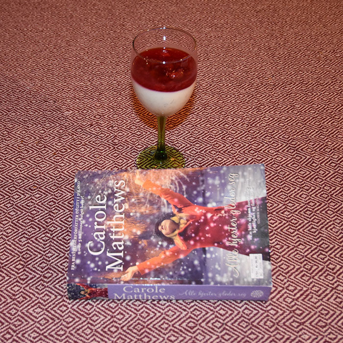 Matthews, Carole (2017) «Alle hjerter gleder seg», Cappelen Damm OG RIZ al la trautmansdorf Ingredienser 5 dl Melk 50 g Sukker 1 remse Appelsinskall 1 ss Vaniljesukker 1 klype Salt 75 g Ris 2 pl Gelatin 30 g Rosiner 1½ dl Kremfløte (pisket) Bringebærsaus: 100 g Bringebær 1 Appelsin (presset) 2 ss Sukker https://heidisboble.no/ @heidisboble