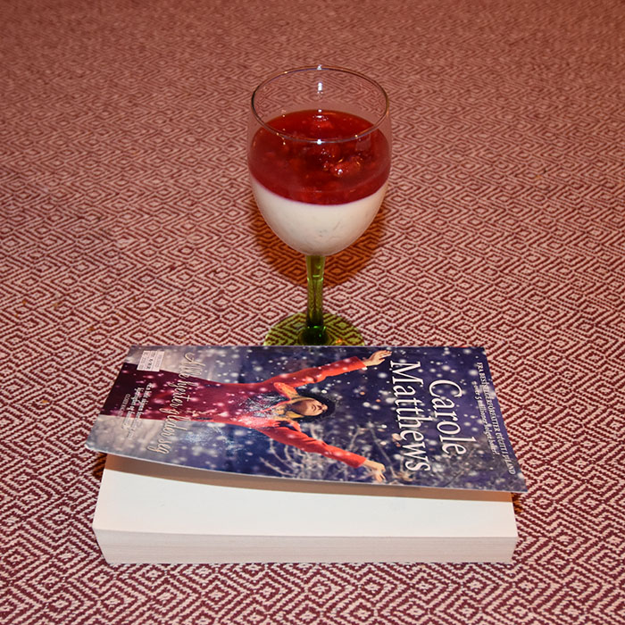 Matthews, Carole (2017) «Alle hjerter gleder seg», Cappelen Damm OG RIZ al la trautmansdorf Ingredienser 5 dl Melk 50 g Sukker 1 remse Appelsinskall 1 ss Vaniljesukker 1 klype Salt 75 g Ris 2 pl Gelatin 30 g Rosiner 1½ dl Kremfløte (pisket) Bringebærsaus: 100 g Bringebær 1 Appelsin (presset) 2 ss Sukker https://heidisboble.no/ @heidisboble