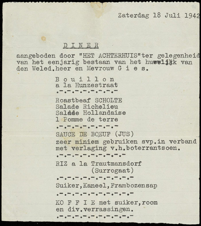 Anne Frank sin meny - fra Anne Franks dagbok On Saturday, 18 July 1942, the people in hiding prepared a feast for Miep and Jan Gies in celebration of their first wedding anniversary. Auguste van Pels prepared the food and Anne typed the menu on an office typewriter. The first course was Bouillon à la Hunzestraat, named after Miep and Jan’s home address. https://www.annefrank.org/en/museum/anne-frank-collection/23/menu-dinner/