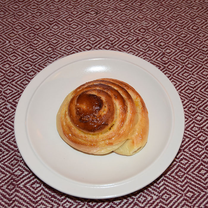 Appelsinsnurrer Ingredienser: 1 dl Melk 1 ½ dl Appelsinsaft (presset) 25 g Gjær (1/2 pakke) 2 ss Sukker 1 ts Salt 3 ss Smør (mykt) 1 Egg 7 ½ - 8 dl Mel Appelsinfyll: 125 g Smør (mykt) 200 g Sukker 2 – 3 ss Appelsinskall (raspet) https://heidisboble.no/ @heidisboble