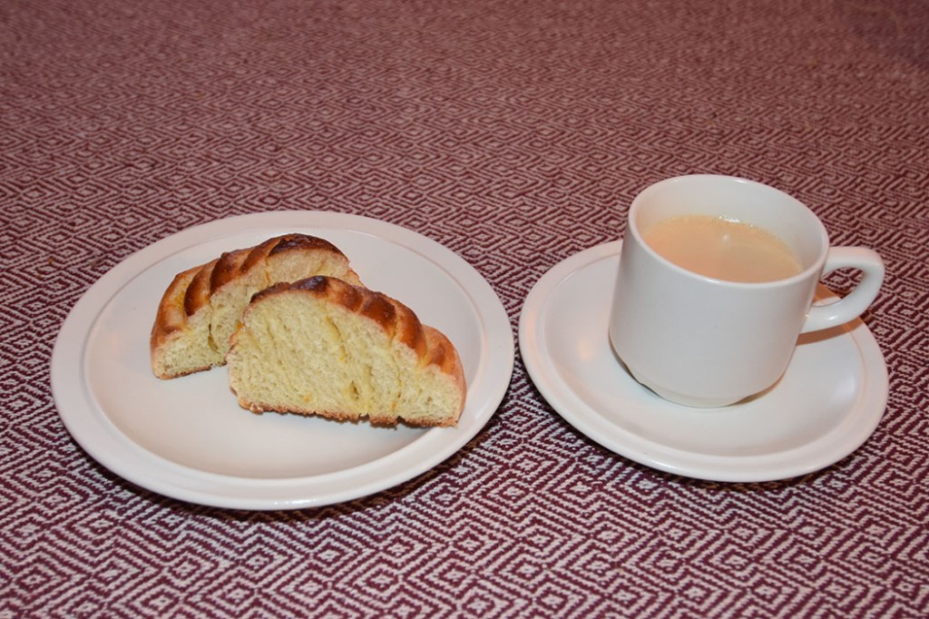 Appelsinsnurrer Ingredienser: 1 dl Melk 1 ½ dl Appelsinsaft (presset) 25 g Gjær (1/2 pakke) 2 ss Sukker 1 ts Salt 3 ss Smør (mykt) 1 Egg 7 ½ - 8 dl Mel Appelsinfyll: 125 g Smør (mykt) 200 g Sukker 2 – 3 ss Appelsinskall (raspet) https://heidisboble.no/ @heidisboble