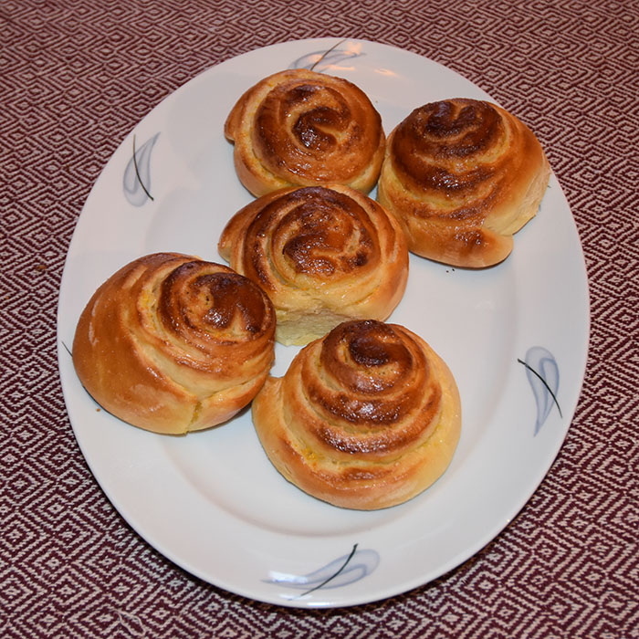 Appelsinsnurrer Ingredienser: 1 dl Melk 1 ½ dl Appelsinsaft (presset) 25 g Gjær (1/2 pakke) 2 ss Sukker 1 ts Salt 3 ss Smør (mykt) 1 Egg 7 ½ - 8 dl Mel Appelsinfyll: 125 g Smør (mykt) 200 g Sukker 2 – 3 ss Appelsinskall (raspet) https://heidisboble.no/ @heidisboble