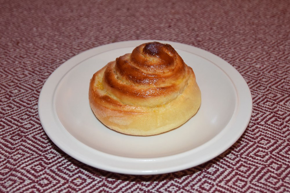 Appelsinsnurrer Ingredienser: 1 dl Melk 1 ½ dl Appelsinsaft (presset) 25 g Gjær (1/2 pakke) 2 ss Sukker 1 ts Salt 3 ss Smør (mykt) 1 Egg 7 ½ - 8 dl Mel Appelsinfyll: 125 g Smør (mykt) 200 g Sukker 2 – 3 ss Appelsinskall (raspet) https://heidisboble.no/ @heidisboble