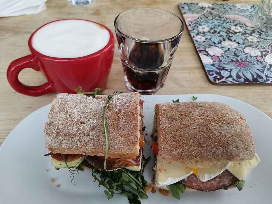 en halv Salami & Brie macke og en halv Mozzarella &  Prosciutto macka Åre Bageri Årevägen 55 837 52 Åre Sweden https://heidisboble.no/ @heidisboble