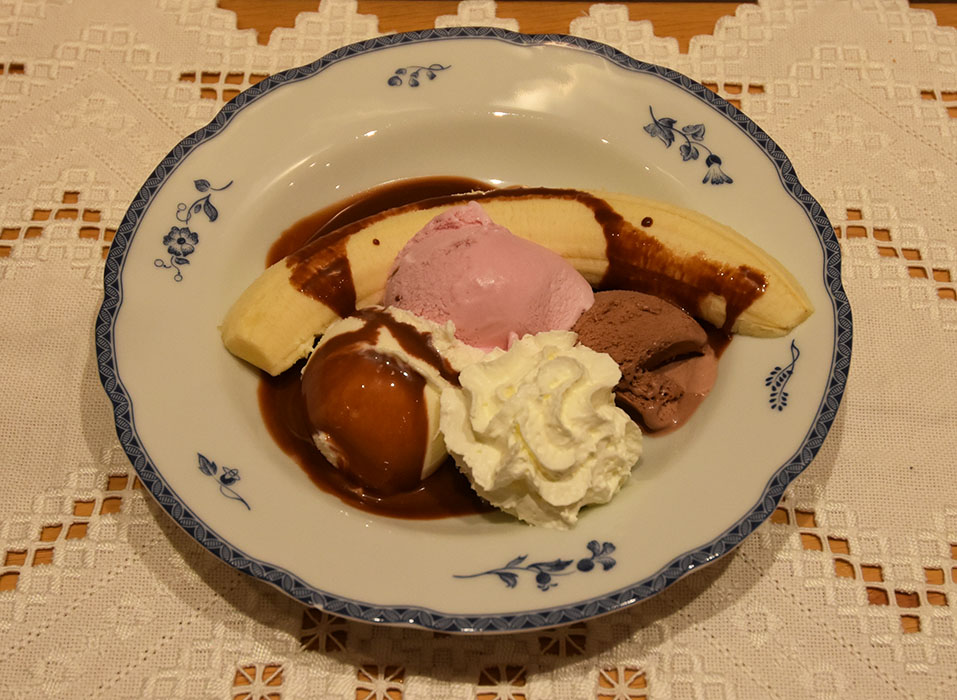 Banansplit med sjokoladesaus på 1-2-3 Ingredienser: 2 Bananer Is (gjerne med ulike smaker) Krem Sjokoladesaus (enkel): 100 g Kokesjokolade 1 ½ dl Kremfløte https://heidisboble.no/ @heidisboble