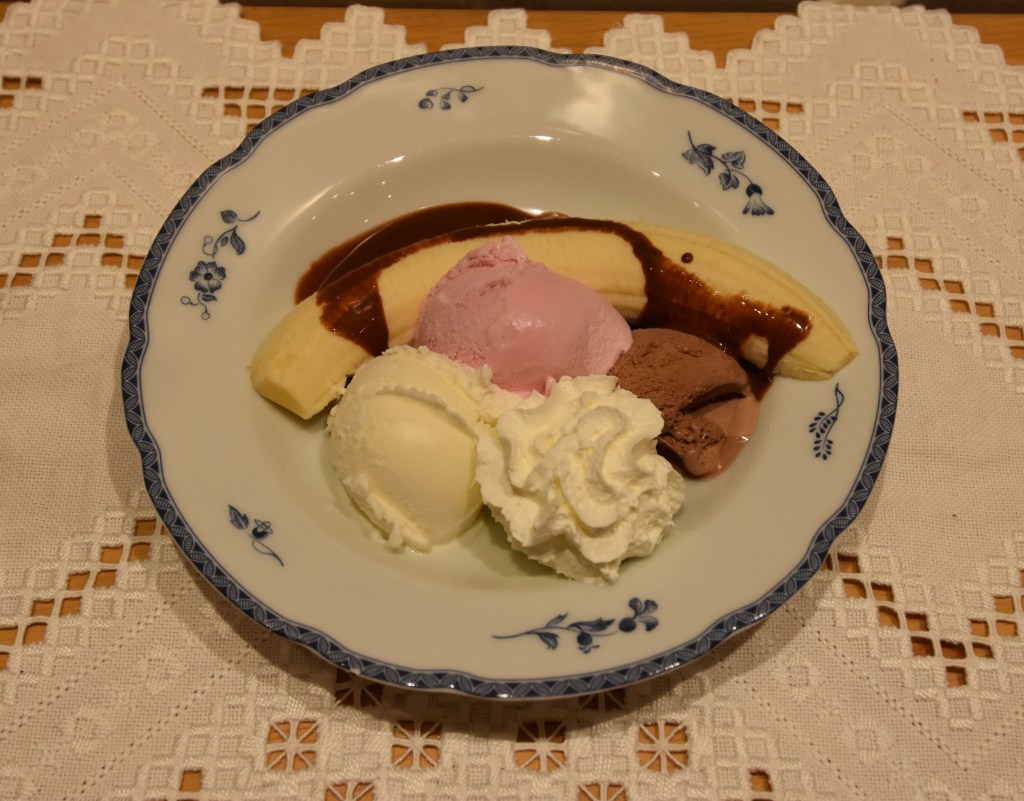 Banansplit med sjokoladesaus på 1-2-3 Ingredienser: 2 Bananer Is (gjerne med ulike smaker) Krem Sjokoladesaus (enkel): 100 g Kokesjokolade 1 ½ dl Kremfløte https://heidisboble.no/ @heidisboble