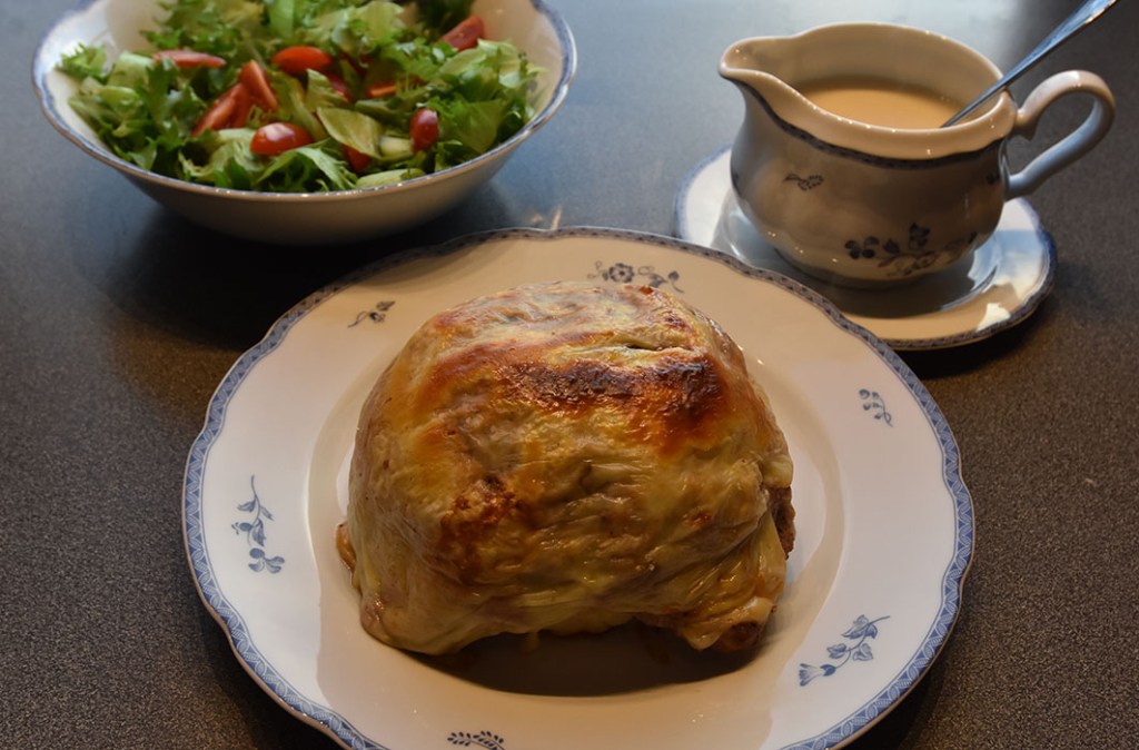 Blomkål med kjøttdeig og ostesaus Ingredienser 1 Blomkål 10-15 skiver Hvit ost 8 -10 Poteter Blandet salat (Valgfritt) Ostesaus: 2 ss Hvetemel 4 dl Melk ½ ts Salt ½ ts Pepper 75 g Ost (hvit – raspet) https://heidisboble.no/ @heidisboble