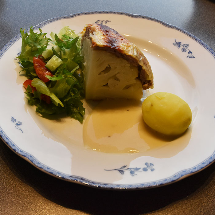 Blomkål med kjøttdeig og ostesaus Ingredienser 1 Blomkål 10-15 skiver Hvit ost 8 -10 Poteter Blandet salat (Valgfritt) Ostesaus: 2 ss Hvetemel 4 dl Melk ½ ts Salt ½ ts Pepper 75 g Ost (hvit – raspet) https://heidisboble.no/ @heidisboble