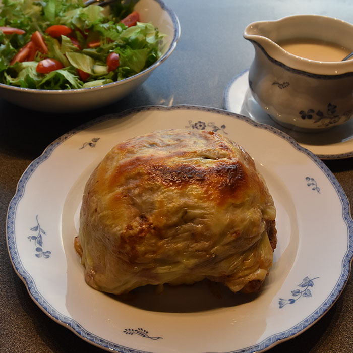 Blomkål med kjøttdeig og ostesaus Ingredienser 1 Blomkål 10-15 skiver Hvit ost 8 -10 Poteter Blandet salat (Valgfritt) Ostesaus: 2 ss Hvetemel 4 dl Melk ½ ts Salt ½ ts Pepper 75 g Ost (hvit – raspet) https://heidisboble.no/ @heidisboble