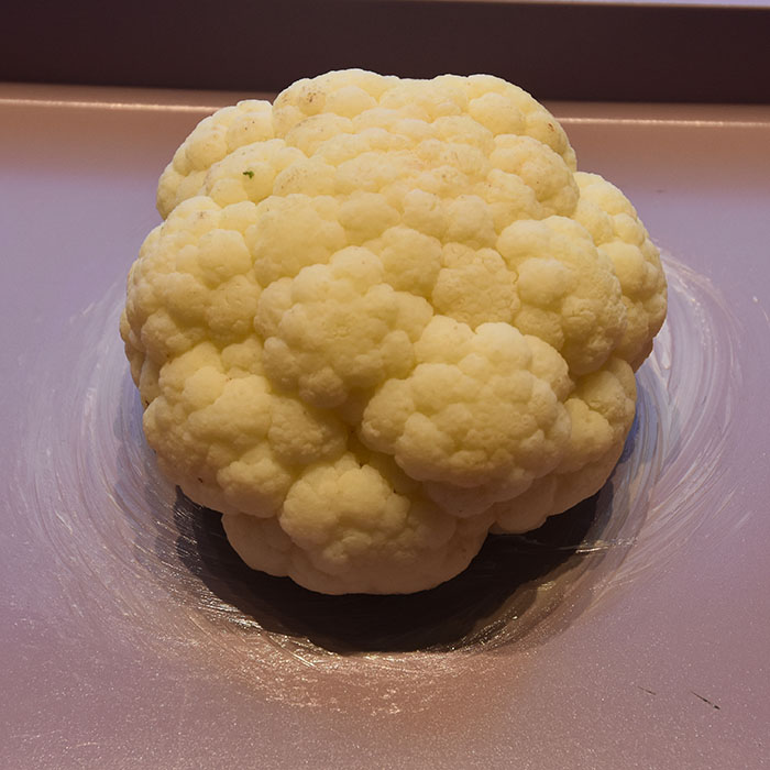 Blomkål med kjøttdeig og ostesaus Ingredienser 1 Blomkål 10-15 skiver Hvit ost 8 -10 Poteter Blandet salat (Valgfritt) Ostesaus: 2 ss Hvetemel 4 dl Melk ½ ts Salt ½ ts Pepper 75 g Ost (hvit – raspet) https://heidisboble.no/ @heidisboble