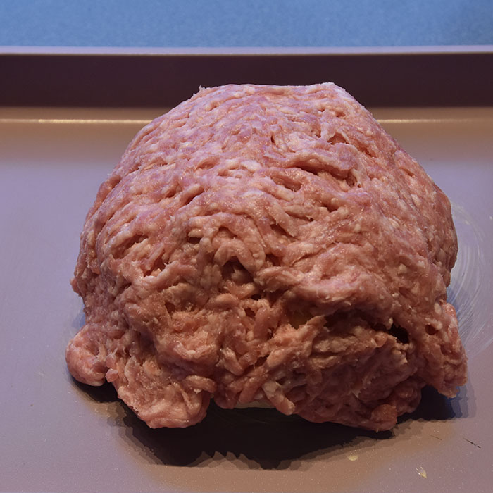 Blomkål med kjøttdeig og ostesaus Ingredienser 1 Blomkål 10-15 skiver Hvit ost 8 -10 Poteter Blandet salat (Valgfritt) Ostesaus: 2 ss Hvetemel 4 dl Melk ½ ts Salt ½ ts Pepper 75 g Ost (hvit – raspet) https://heidisboble.no/ @heidisboble