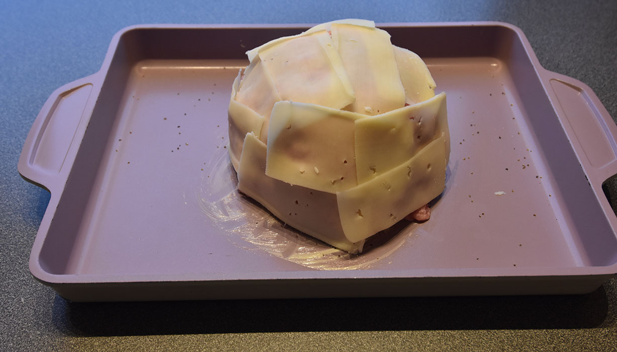 Blomkål med kjøttdeig og ostesaus Ingredienser 1 Blomkål 10-15 skiver Hvit ost 8 -10 Poteter Blandet salat (Valgfritt) Ostesaus: 2 ss Hvetemel 4 dl Melk ½ ts Salt ½ ts Pepper 75 g Ost (hvit – raspet) https://heidisboble.no/ @heidisboble