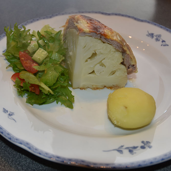 Blomkål med kjøttdeig og ostesaus Ingredienser 1 Blomkål 10-15 skiver Hvit ost 8 -10 Poteter Blandet salat (Valgfritt) Ostesaus: 2 ss Hvetemel 4 dl Melk ½ ts Salt ½ ts Pepper 75 g Ost (hvit – raspet) https://heidisboble.no/ @heidisboble