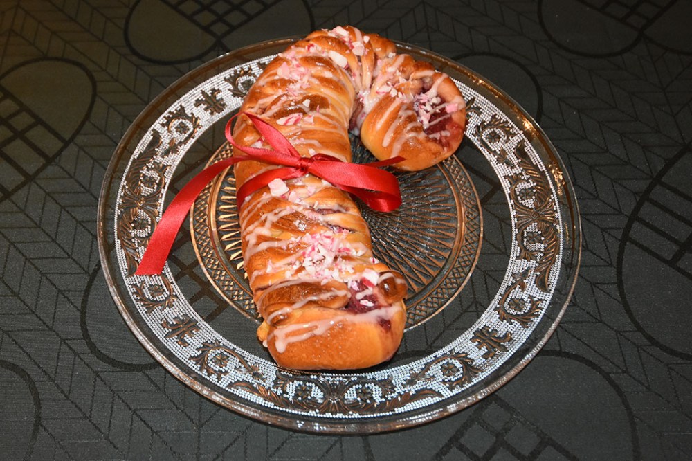 Candy-cane flette Ingredienser: 1 pk Gjær 1 dl Vann (fingervarmt) 3 ½ dl Kulturmelk 2 Egg 10-15 dl Hvetemel 100 g Smør (romtemperert) 1 dl Sukker 2 ts Bakepulver 2 ts Salt Bringebær fyll: 350 g Bringebær 1-2 ss Sukker 2 ts Maisenna ¼ ts Mandel ekstrakt ¼ ts Kardemomme Topping/pynt: Melis Vann Candy cane (knust) Rød sløyfe https://heidisboble.no/ @heidisboble