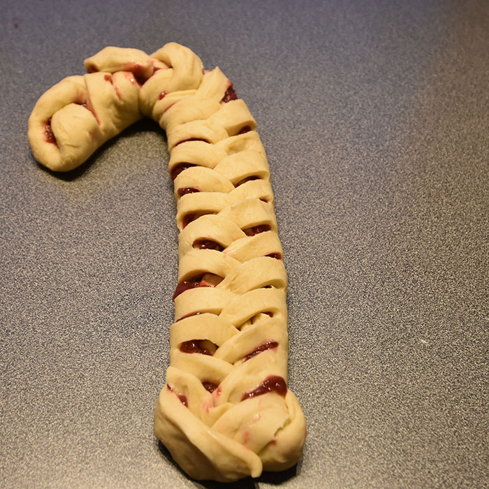 Candy-cane flette Ingredienser: 1 pk Gjær 1 dl Vann (fingervarmt) 3 ½ dl Kulturmelk 2 Egg 10-15 dl Hvetemel 100 g Smør (romtemperert) 1 dl Sukker 2 ts Bakepulver 2 ts Salt Bringebær fyll: 350 g Bringebær 1-2 ss Sukker 2 ts Maisenna ¼ ts Mandel ekstrakt ¼ ts Kardemomme Topping/pynt: Melis Vann Candy cane (knust) Rød sløyfe https://heidisboble.no/ @heidisboble