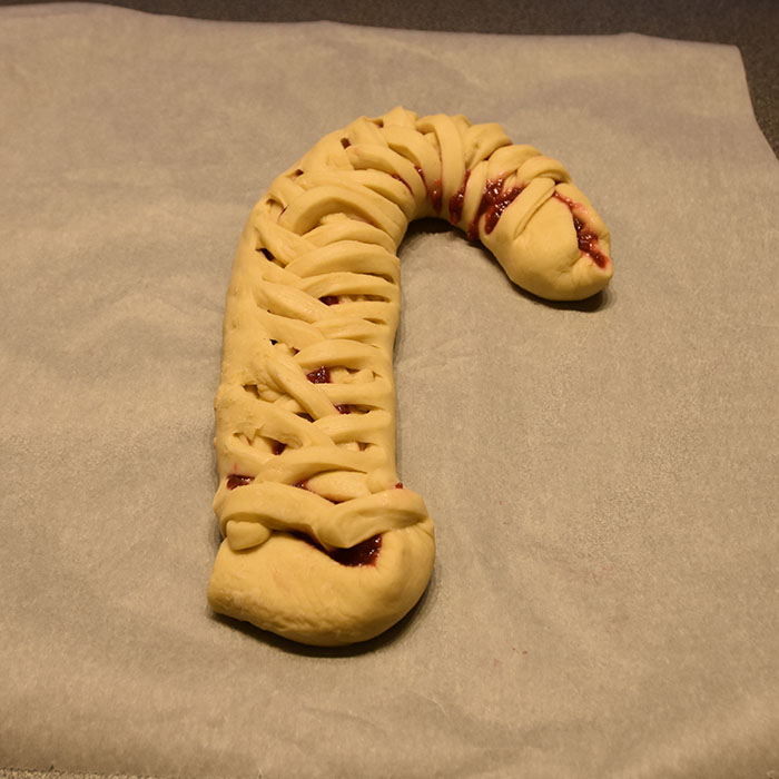 Candy-cane flette Ingredienser: 1 pk Gjær 1 dl Vann (fingervarmt) 3 ½ dl Kulturmelk 2 Egg 10-15 dl Hvetemel 100 g Smør (romtemperert) 1 dl Sukker 2 ts Bakepulver 2 ts Salt Bringebær fyll: 350 g Bringebær 1-2 ss Sukker 2 ts Maisenna ¼ ts Mandel ekstrakt ¼ ts Kardemomme Topping/pynt: Melis Vann Candy cane (knust) Rød sløyfe https://heidisboble.no/ @heidisboble