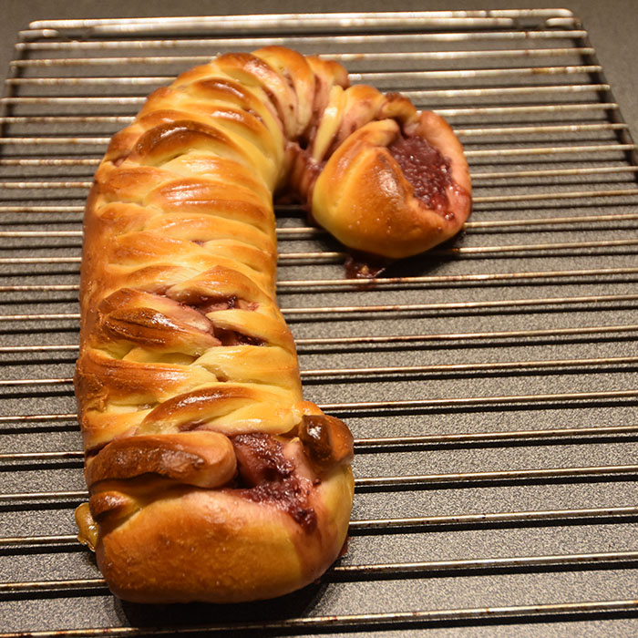 Candy-cane flette Ingredienser: 1 pk Gjær 1 dl Vann (fingervarmt) 3 ½ dl Kulturmelk 2 Egg 10-15 dl Hvetemel 100 g Smør (romtemperert) 1 dl Sukker 2 ts Bakepulver 2 ts Salt Bringebær fyll: 350 g Bringebær 1-2 ss Sukker 2 ts Maisenna ¼ ts Mandel ekstrakt ¼ ts Kardemomme Topping/pynt: Melis Vann Candy cane (knust) Rød sløyfe https://heidisboble.no/ @heidisboble