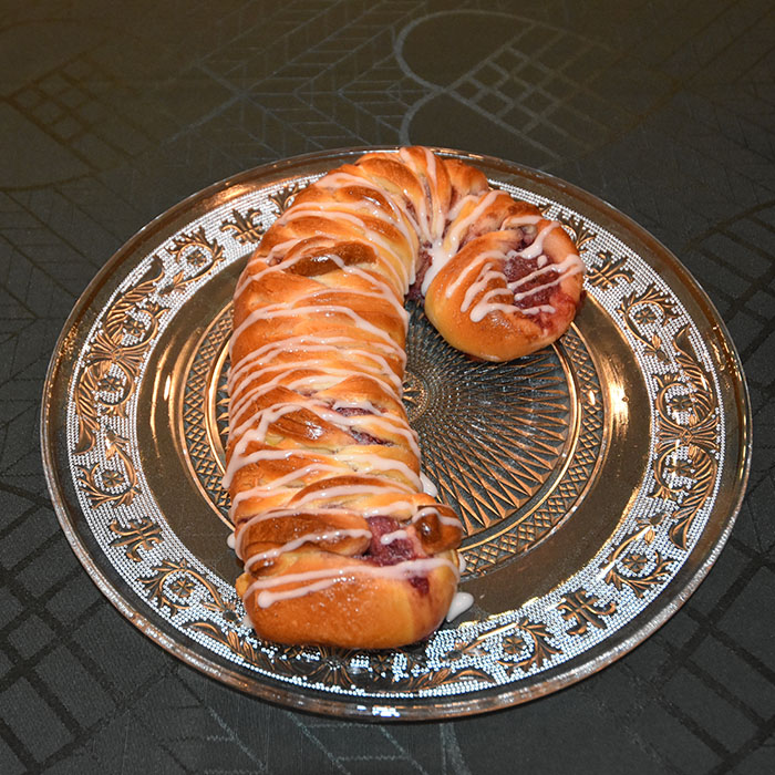 Candy-cane flette Ingredienser: 1 pk Gjær 1 dl Vann (fingervarmt) 3 ½ dl Kulturmelk 2 Egg 10-15 dl Hvetemel 100 g Smør (romtemperert) 1 dl Sukker 2 ts Bakepulver 2 ts Salt Bringebær fyll: 350 g Bringebær 1-2 ss Sukker 2 ts Maisenna ¼ ts Mandel ekstrakt ¼ ts Kardemomme Topping/pynt: Melis Vann Candy cane (knust) Rød sløyfe https://heidisboble.no/ @heidisboble