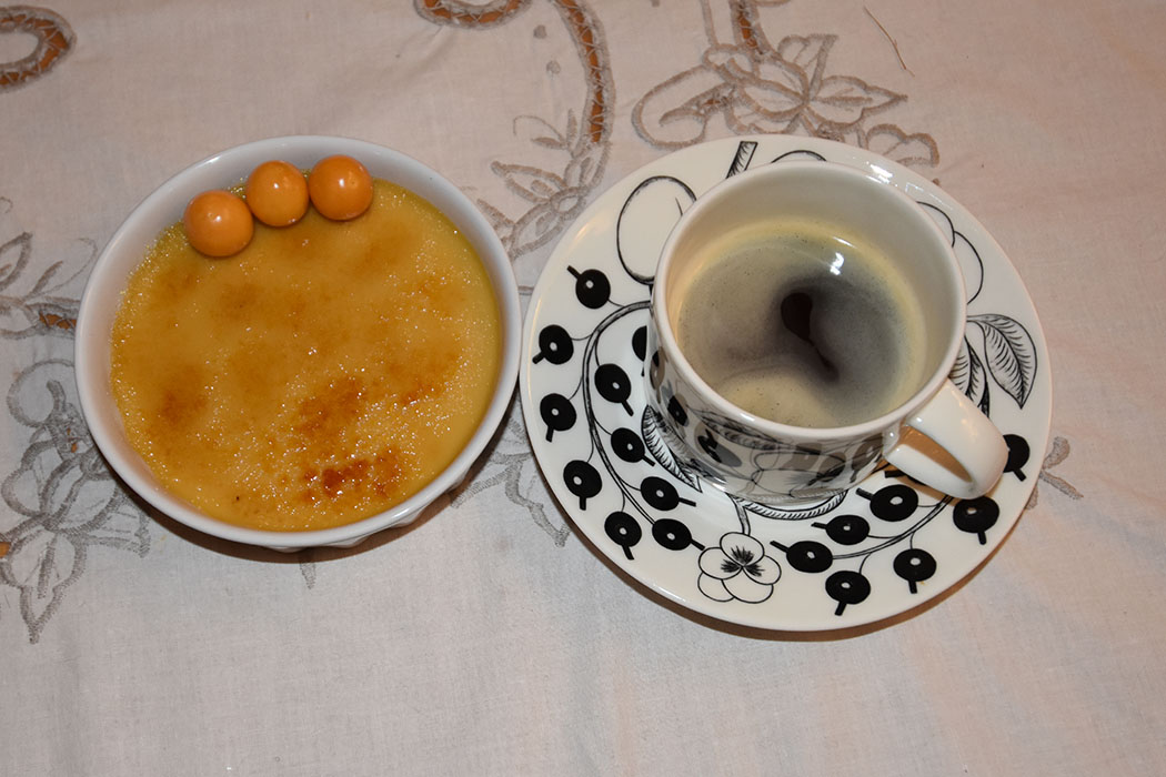 Crème brûlée smaksatt med soya Ingredienser 3 dl Kremfløte (300g) 1 dl H-melk (100g) 5 Eggeplommer (60g) ¾ dl Sukker (60 g) 35 g Japansk Soya (gjerne med mindre salt) Topping: 4-6 ts Sukker til å brenne av https://heidisboble.no/ @heidisboble