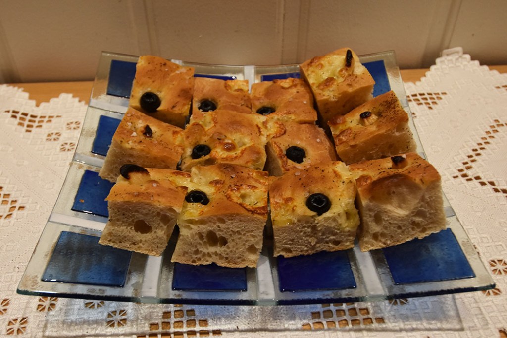 Hedisboble tester oppskrifter: Spelt Focaccia – Dinelfocaccia etter oppskrift fra Kungsørnen Ingredienser: 25 g Gjær (½ pk) 6 ½ dl Vann 1 ss Olje 1 kg Spelt mel 2 ts Salt Topping (valgfritt): 2 ss Olivenolje Rosmarin Hvitløk Oliven 1 Mozzarella Flaksalt https://heidisboble.no/ @heidisboble