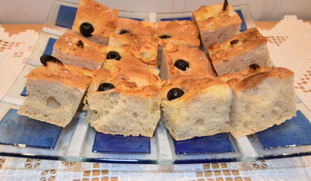Hedisboble tester oppskrifter: Spelt Focaccia – Dinelfocaccia etter oppskrift fra Kungsørnen Ingredienser: 25 g Gjær (½ pk) 6 ½ dl Vann 1 ss Olje 1 kg Spelt mel 2 ts Salt Topping (valgfritt): 2 ss Olivenolje Rosmarin Hvitløk Oliven 1 Mozzarella Flaksalt https://heidisboble.no/ @heidisboble