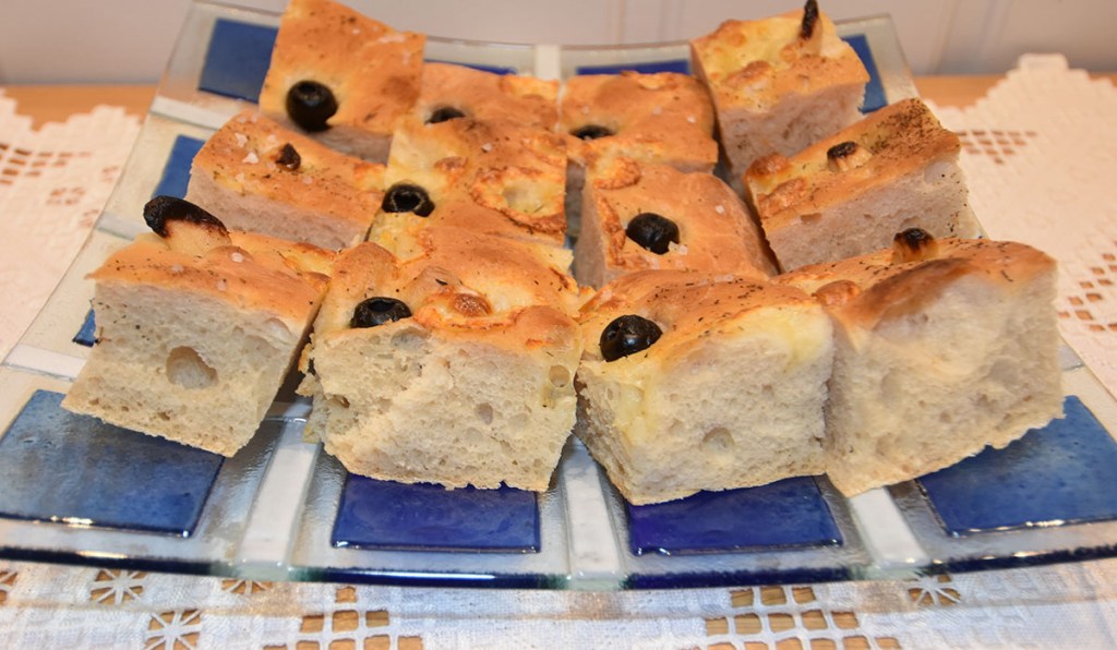 Hedisboble tester oppskrifter: Spelt Focaccia – Dinelfocaccia etter oppskrift fra Kungsørnen Ingredienser: 25 g Gjær (½ pk) 6 ½ dl Vann 1 ss Olje 1 kg Spelt mel 2 ts Salt Topping (valgfritt): 2 ss Olivenolje Rosmarin Hvitløk Oliven 1 Mozzarella Flaksalt https://heidisboble.no/ @heidisboble