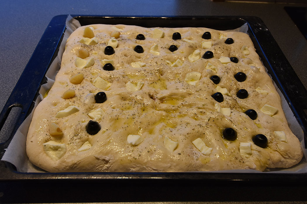 Hedisboble tester oppskrifter: Spelt Focaccia – Dinelfocaccia etter oppskrift fra Kungsørnen Ingredienser: 25 g Gjær (½ pk) 6 ½ dl Vann 1 ss Olje 1 kg Spelt mel 2 ts Salt Topping (valgfritt): 2 ss Olivenolje Rosmarin Hvitløk Oliven 1 Mozzarella Flaksalt https://heidisboble.no/ @heidisboble