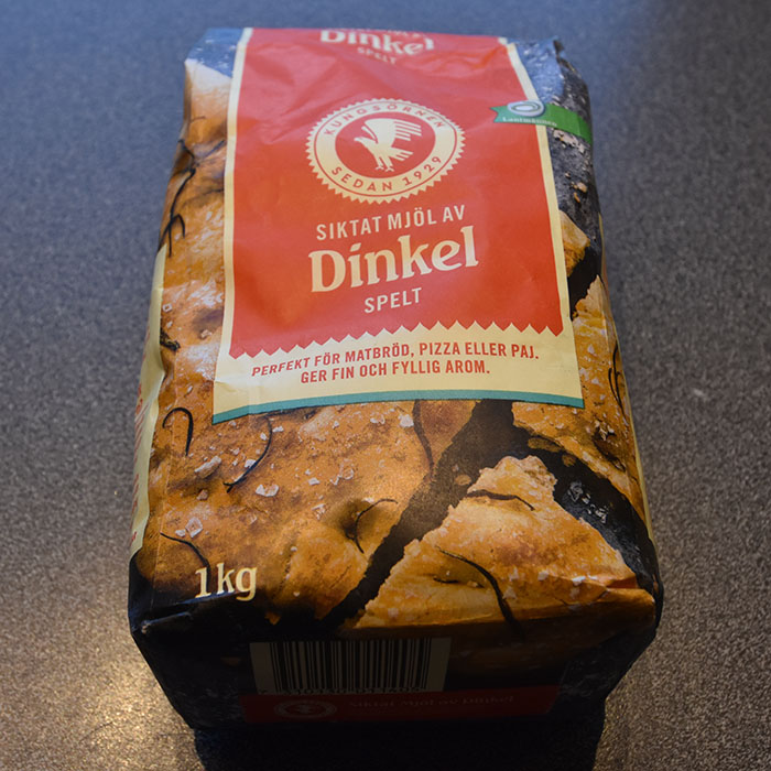 Hedisboble tester oppskrifter: Spelt Focaccia – Dinelfocaccia etter oppskrift fra Kungsørnen Ingredienser: 25 g Gjær (½ pk) 6 ½ dl Vann 1 ss Olje 1 kg Spelt mel 2 ts Salt Topping (valgfritt): 2 ss Olivenolje Rosmarin Hvitløk Oliven 1 Mozzarella Flaksalt https://heidisboble.no/ @heidisboble