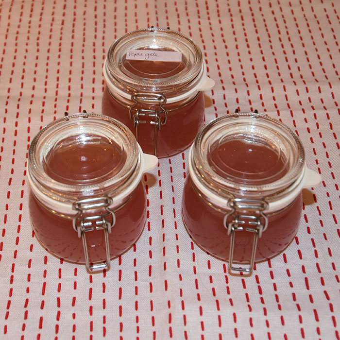 Eplegele Ingredienser: 1 kg Epler 2 dl Vann 750 g Sukker (pr. liter saft) https://heidisboble.no/ @heidisboble