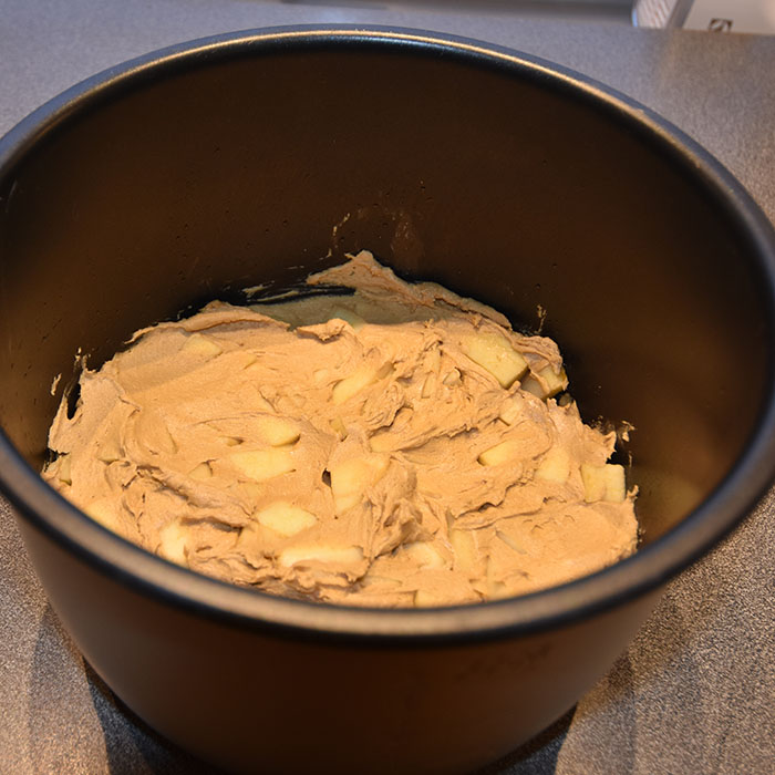 Eple- og karmellpudding laget i crockpoten (slowcookeren Ingredienser 1 ss Olje 200 g Sukker (lyst brunt) 200 g Smør 3 Egg 200 g Hvetemel 2 ts Bakepulver 1 ts Vaniljesukker 2 Epler (renset, og i biter) Saus: 3 dl Eplejuice 100 g Sirup 100 g Sukker (brunt) Tilbehør (valgfritt): Vaniljeis eller - saus https://heidisboble.no/ @heidisboble