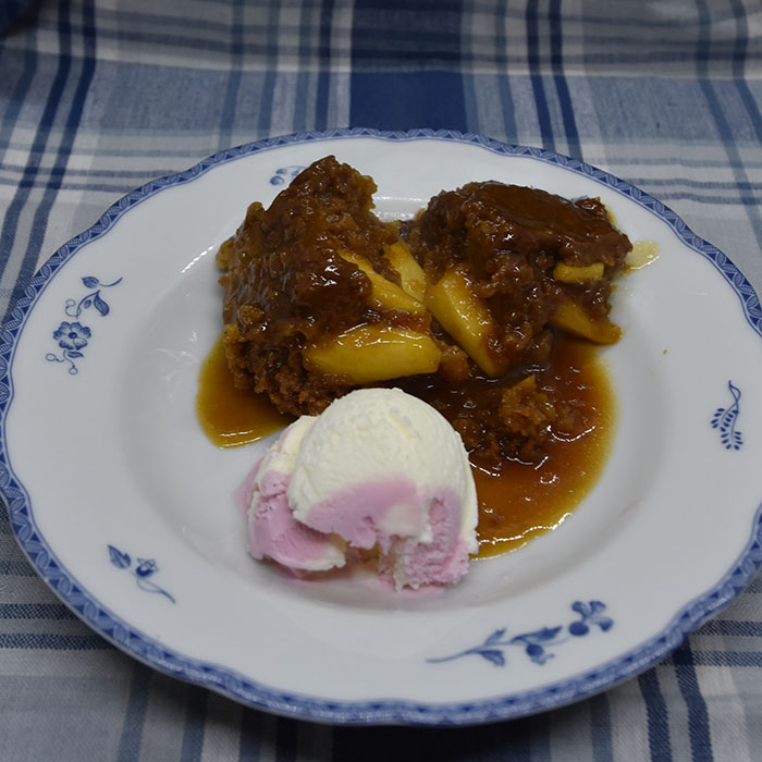 Eple- og karmellpudding laget i crockpoten (slowcookeren Ingredienser 1 ss Olje 200 g Sukker (lyst brunt) 200 g Smør 3 Egg 200 g Hvetemel 2 ts Bakepulver 1 ts Vaniljesukker 2 Epler (renset, og i biter) Saus: 3 dl Eplejuice 100 g Sirup 100 g Sukker (brunt) Tilbehør (valgfritt): Vaniljeis eller - saus https://heidisboble.no/ @heidisboble