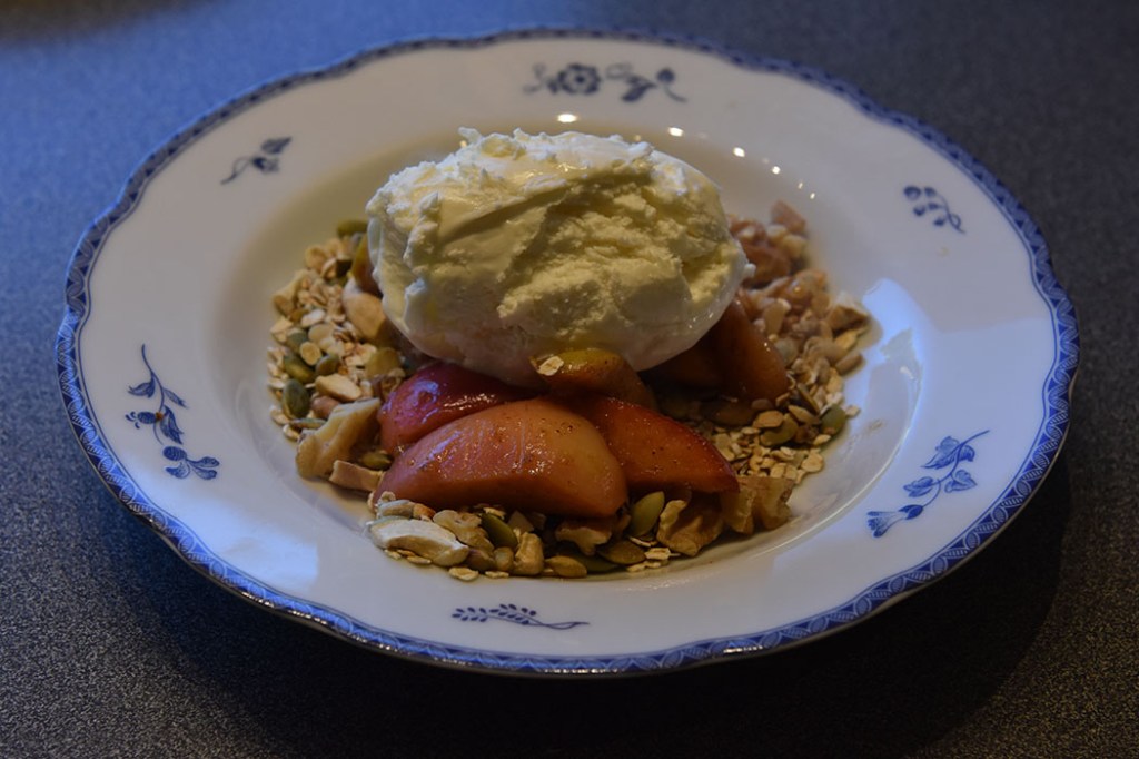 Honning- og kanelstekte eplebåter med ristete havregryn, mandler og nøtter Ingredienser: 2 Epler (i båter) 2 ss Havregryn (ristet) 2 ss Nøtter og mandler (ristet og hakket) 1 ss Smør ½ - 1 ss Honning 1 ts Kanel Tips! Bruk de nøttene du har til denne retten, valnøtter, cashewnøtter, pekannøtter mm Tilbehør (valgfritt): Vaniljeis Tips! Du kan også bruke kjerner og frø som du rister sammen med havregrynene https://heidisboble.no/ @heidisboble