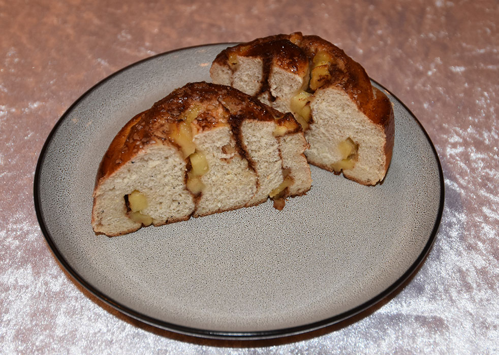 Eplesnurrer Ingredienser 20 g Havregryn 5 ½ dl Vann 1 pakke Gjær 1 dl Olje (raps) 200 g Sukker 5 g Salt 20 g Kardemomme 1 kg Hvetemel Eplefyll: 3 ss Smør 3-4 Epler (i biter) ½ dl Sukker Kanelfyll: 4 ss Smør ¾ dl Brunt sukker 1 ss Kanel Pensling/topping: 1 Egg (sammenvispet) Perlesukker (valgfritt) https://heidisboble.no/ @heidisboble