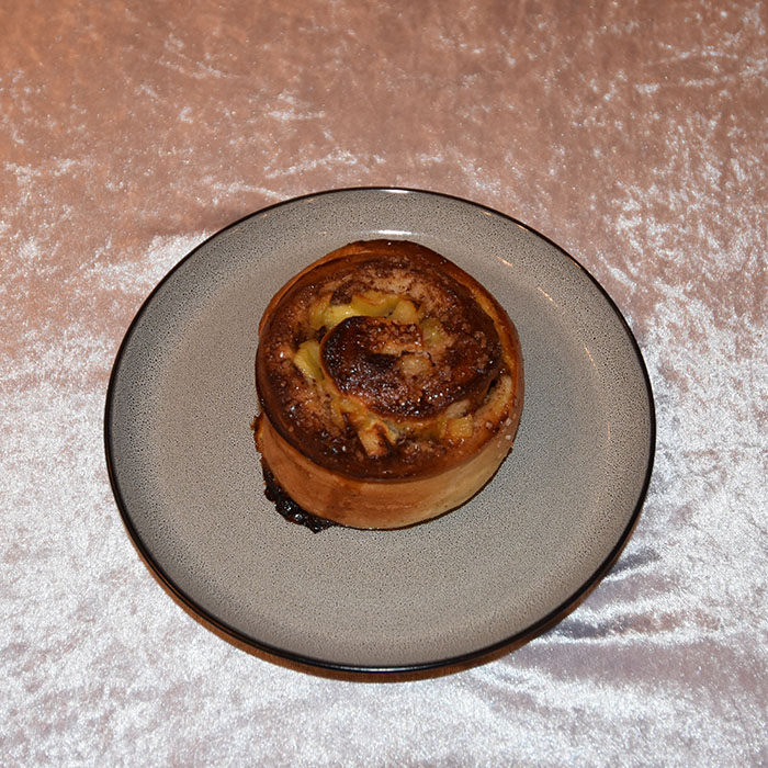 Eplesnurrer Ingredienser 20 g Havregryn 5 ½ dl Vann 1 pakke Gjær 1 dl Olje (raps) 200 g Sukker 5 g Salt 20 g Kardemomme 1 kg Hvetemel Eplefyll: 3 ss Smør 3-4 Epler (i biter) ½ dl Sukker Kanelfyll: 4 ss Smør ¾ dl Brunt sukker 1 ss Kanel Pensling/topping: 1 Egg (sammenvispet) Perlesukker (valgfritt) https://heidisboble.no/ @heidisboble