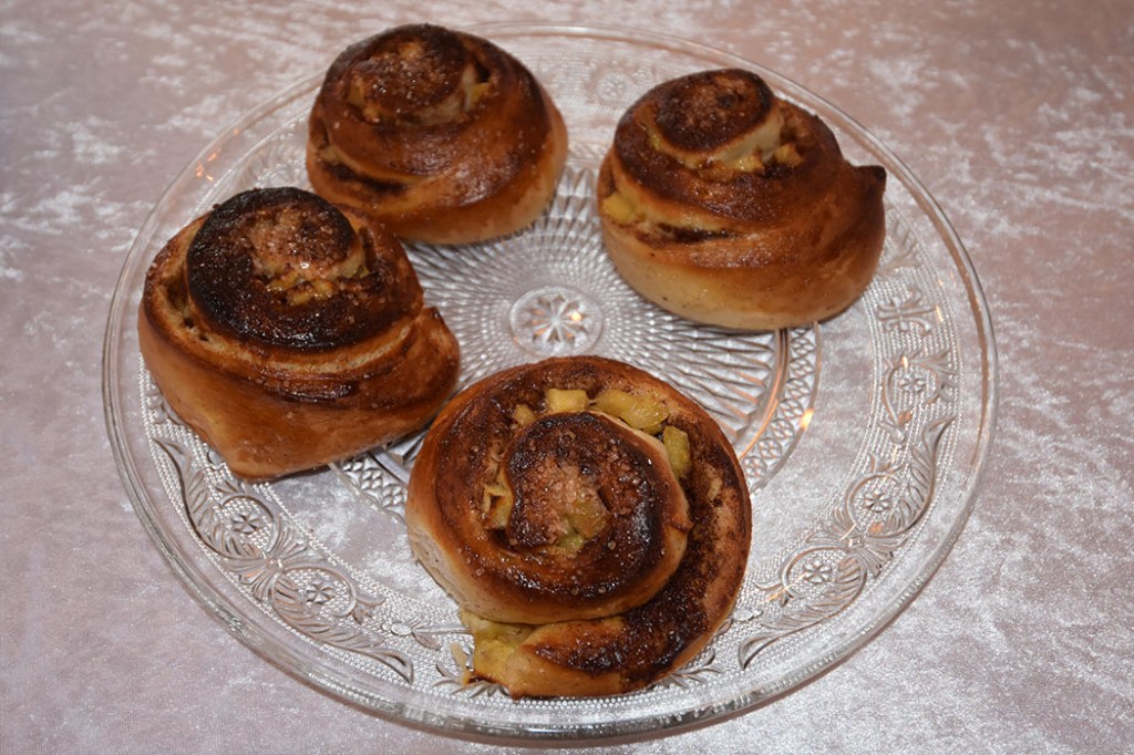 Eplesnurrer Ingredienser 20 g Havregryn 5 ½ dl Vann 1 pakke Gjær 1 dl Olje (raps) 200 g Sukker 5 g Salt 20 g Kardemomme 1 kg Hvetemel Eplefyll: 3 ss Smør 3-4 Epler (i biter) ½ dl Sukker Kanelfyll: 4 ss Smør ¾ dl Brunt sukker 1 ss Kanel Pensling/topping: 1 Egg (sammenvispet) Perlesukker (valgfritt) https://heidisboble.no/ @heidisboble