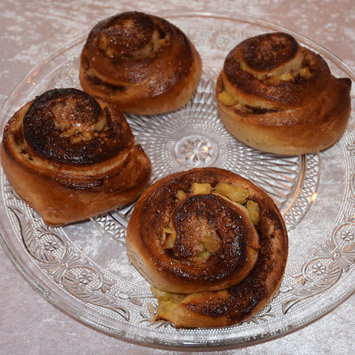 Eplesnurrer Ingredienser 20 g Havregryn 5 ½ dl Vann 1 pakke Gjær 1 dl Olje (raps) 200 g Sukker 5 g Salt 20 g Kardemomme 1 kg Hvetemel Eplefyll: 3 ss Smør 3-4 Epler (i biter) ½ dl Sukker Kanelfyll: 4 ss Smør ¾ dl Brunt sukker 1 ss Kanel Pensling/topping: 1 Egg (sammenvispet) Perlesukker (valgfritt) https://heidisboble.no/ @heidisboble