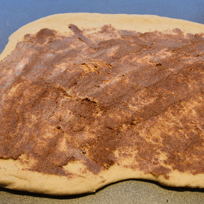 Eplesnurrer Ingredienser 20 g Havregryn 5 ½ dl Vann 1 pakke Gjær 1 dl Olje (raps) 200 g Sukker 5 g Salt 20 g Kardemomme 1 kg Hvetemel Eplefyll: 3 ss Smør 3-4 Epler (i biter) ½ dl Sukker Kanelfyll: 4 ss Smør ¾ dl Brunt sukker 1 ss Kanel Pensling/topping: 1 Egg (sammenvispet) Perlesukker (valgfritt) https://heidisboble.no/ @heidisboble