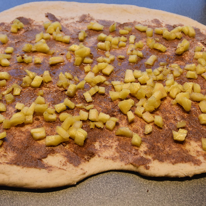 Eplesnurrer Ingredienser 20 g Havregryn 5 ½ dl Vann 1 pakke Gjær 1 dl Olje (raps) 200 g Sukker 5 g Salt 20 g Kardemomme 1 kg Hvetemel Eplefyll: 3 ss Smør 3-4 Epler (i biter) ½ dl Sukker Kanelfyll: 4 ss Smør ¾ dl Brunt sukker 1 ss Kanel Pensling/topping: 1 Egg (sammenvispet) Perlesukker (valgfritt) https://heidisboble.no/ @heidisboble