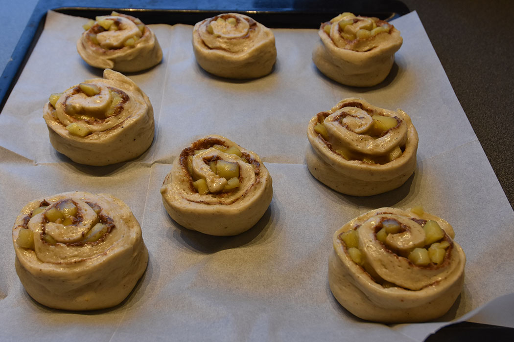 Eplesnurrer Ingredienser 20 g Havregryn 5 ½ dl Vann 1 pakke Gjær 1 dl Olje (raps) 200 g Sukker 5 g Salt 20 g Kardemomme 1 kg Hvetemel Eplefyll: 3 ss Smør 3-4 Epler (i biter) ½ dl Sukker Kanelfyll: 4 ss Smør ¾ dl Brunt sukker 1 ss Kanel Pensling/topping: 1 Egg (sammenvispet) Perlesukker (valgfritt) https://heidisboble.no/ @heidisboble