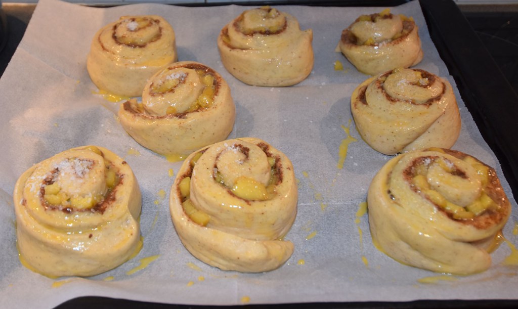 Eplesnurrer Ingredienser 20 g Havregryn 5 ½ dl Vann 1 pakke Gjær 1 dl Olje (raps) 200 g Sukker 5 g Salt 20 g Kardemomme 1 kg Hvetemel Eplefyll: 3 ss Smør 3-4 Epler (i biter) ½ dl Sukker Kanelfyll: 4 ss Smør ¾ dl Brunt sukker 1 ss Kanel Pensling/topping: 1 Egg (sammenvispet) Perlesukker (valgfritt) https://heidisboble.no/ @heidisboble