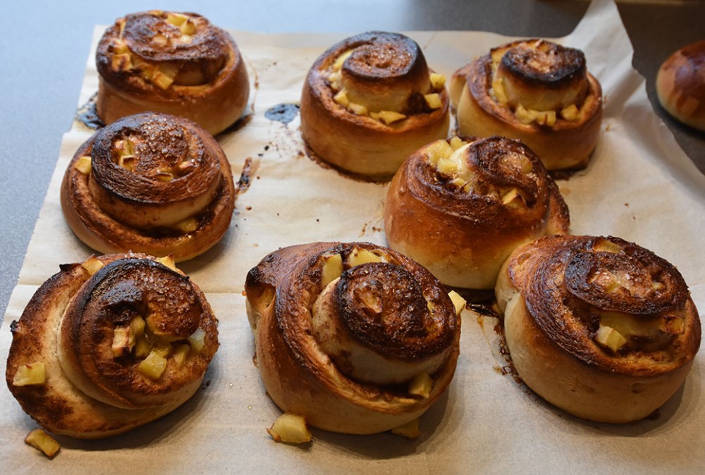 Eplesnurrer Ingredienser 20 g Havregryn 5 ½ dl Vann 1 pakke Gjær 1 dl Olje (raps) 200 g Sukker 5 g Salt 20 g Kardemomme 1 kg Hvetemel Eplefyll: 3 ss Smør 3-4 Epler (i biter) ½ dl Sukker Kanelfyll: 4 ss Smør ¾ dl Brunt sukker 1 ss Kanel Pensling/topping: 1 Egg (sammenvispet) Perlesukker (valgfritt) https://heidisboble.no/ @heidisboble