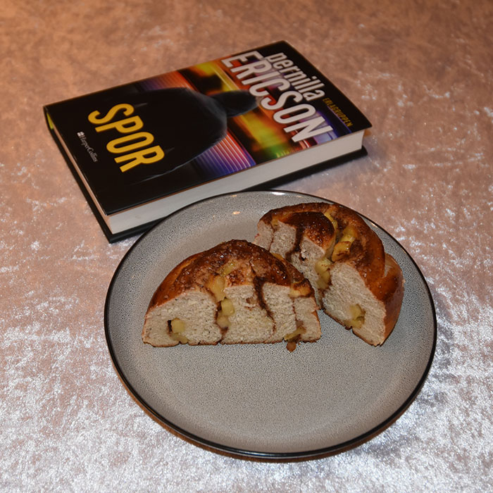 Ericson, Pernilla (2022) «Spor», HarperCollins Eplesnurrer Ingredienser 20 g Havregryn 5 ½ dl Vann 1 pakke Gjær 1 dl Olje (raps) 200 g Sukker 5 g Salt 20 g Kardemomme 1 kg Hvetemel Eplefyll: 3 ss Smør 3-4 Epler (i biter) ½ dl Sukker Kanelfyll: 4 ss Smør ¾ dl Brunt sukker 1 ss Kanel Pensling/topping: 1 Egg (sammenvispet) Perlesukker (valgfritt) https://heidisboble.no/ @heidisboble