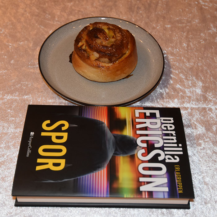 Ericson, Pernilla (2022) «Spor», HarperCollins Eplesnurrer Ingredienser 20 g Havregryn 5 ½ dl Vann 1 pakke Gjær 1 dl Olje (raps) 200 g Sukker 5 g Salt 20 g Kardemomme 1 kg Hvetemel Eplefyll: 3 ss Smør 3-4 Epler (i biter) ½ dl Sukker Kanelfyll: 4 ss Smør ¾ dl Brunt sukker 1 ss Kanel Pensling/topping: 1 Egg (sammenvispet) Perlesukker (valgfritt) https://heidisboble.no/ @heidisboble