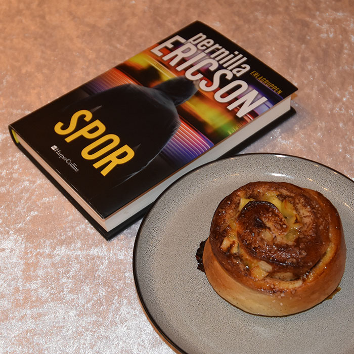 Ericson, Pernilla (2022) «Spor», HarperCollins Eplesnurrer Ingredienser 20 g Havregryn 5 ½ dl Vann 1 pakke Gjær 1 dl Olje (raps) 200 g Sukker 5 g Salt 20 g Kardemomme 1 kg Hvetemel Eplefyll: 3 ss Smør 3-4 Epler (i biter) ½ dl Sukker Kanelfyll: 4 ss Smør ¾ dl Brunt sukker 1 ss Kanel Pensling/topping: 1 Egg (sammenvispet) Perlesukker (valgfritt) https://heidisboble.no/ @heidisboble